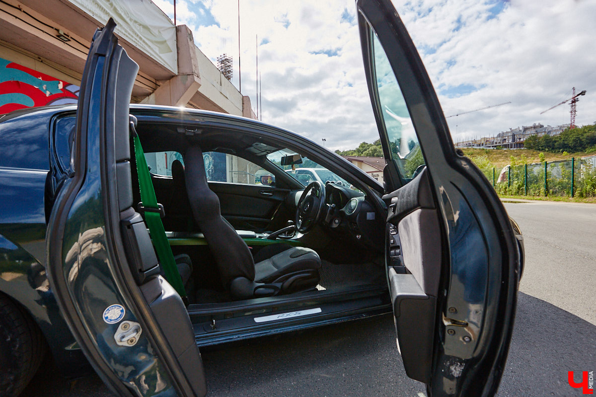 Владимирские улицы привыкли к иномаркам, но эти заставляют оборачиваться даже самых сонных пешеходов. Две иконы японского автопрома — Mazda RX-8 и Toyota Chaser Avante G — принадлежат сестрам-близняшкам Энгельман. С чего началась их любовь к железу, Дарья и Елизавета рассказали «Ключ-Медиа».