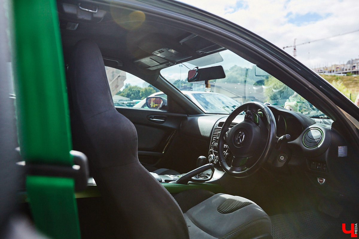 Владимирские улицы привыкли к иномаркам, но эти заставляют оборачиваться даже самых сонных пешеходов. Две иконы японского автопрома — Mazda RX-8 и Toyota Chaser Avante G — принадлежат сестрам-близняшкам Энгельман. С чего началась их любовь к железу, Дарья и Елизавета рассказали «Ключ-Медиа».