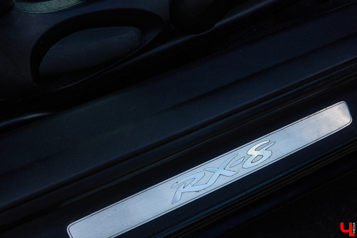 Владимирские улицы привыкли к иномаркам, но эти заставляют оборачиваться даже самых сонных пешеходов. Две иконы японского автопрома — Mazda RX-8 и Toyota Chaser Avante G — принадлежат сестрам-близняшкам Энгельман. С чего началась их любовь к железу, Дарья и Елизавета рассказали «Ключ-Медиа».