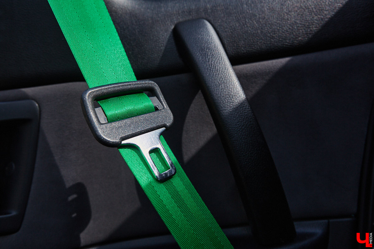 Владимирские улицы привыкли к иномаркам, но эти заставляют оборачиваться даже самых сонных пешеходов. Две иконы японского автопрома — Mazda RX-8 и Toyota Chaser Avante G — принадлежат сестрам-близняшкам Энгельман. С чего началась их любовь к железу, Дарья и Елизавета рассказали «Ключ-Медиа».