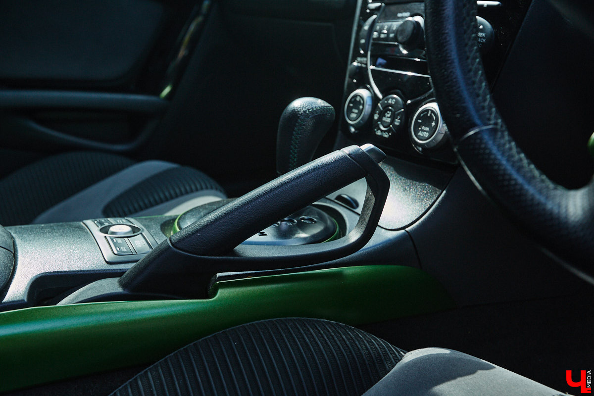 Владимирские улицы привыкли к иномаркам, но эти заставляют оборачиваться даже самых сонных пешеходов. Две иконы японского автопрома — Mazda RX-8 и Toyota Chaser Avante G — принадлежат сестрам-близняшкам Энгельман. С чего началась их любовь к железу, Дарья и Елизавета рассказали «Ключ-Медиа».