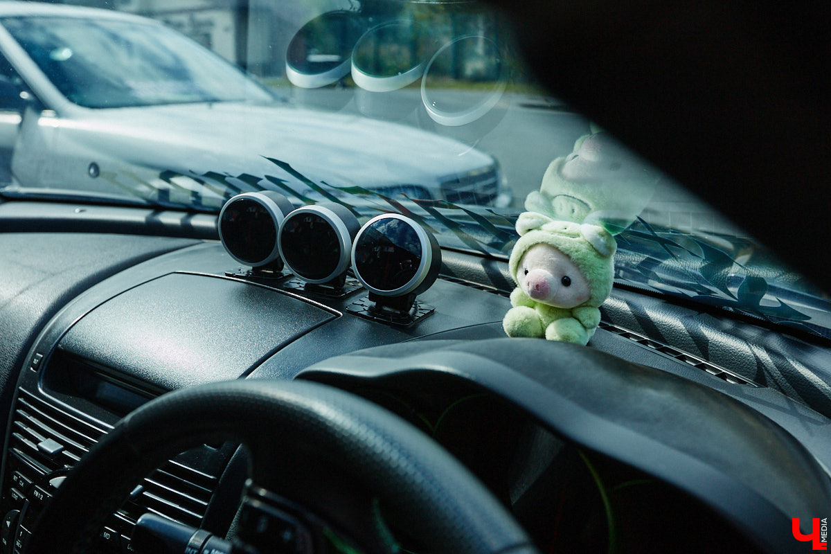 Владимирские улицы привыкли к иномаркам, но эти заставляют оборачиваться даже самых сонных пешеходов. Две иконы японского автопрома — Mazda RX-8 и Toyota Chaser Avante G — принадлежат сестрам-близняшкам Энгельман. С чего началась их любовь к железу, Дарья и Елизавета рассказали «Ключ-Медиа».