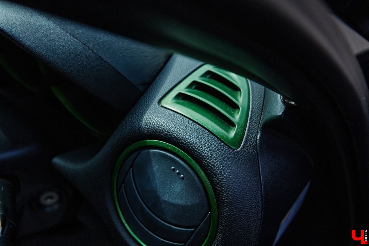 Владимирские улицы привыкли к иномаркам, но эти заставляют оборачиваться даже самых сонных пешеходов. Две иконы японского автопрома — Mazda RX-8 и Toyota Chaser Avante G — принадлежат сестрам-близняшкам Энгельман. С чего началась их любовь к железу, Дарья и Елизавета рассказали «Ключ-Медиа».