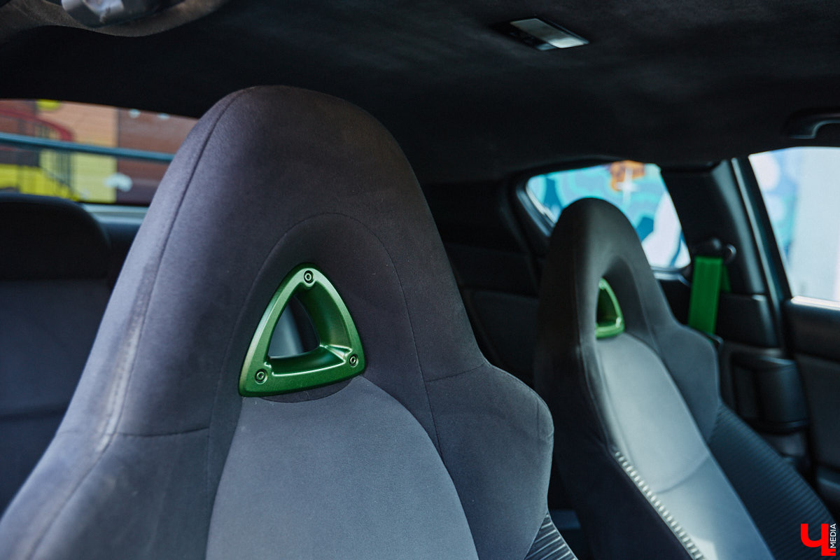 Владимирские улицы привыкли к иномаркам, но эти заставляют оборачиваться даже самых сонных пешеходов. Две иконы японского автопрома — Mazda RX-8 и Toyota Chaser Avante G — принадлежат сестрам-близняшкам Энгельман. С чего началась их любовь к железу, Дарья и Елизавета рассказали «Ключ-Медиа».