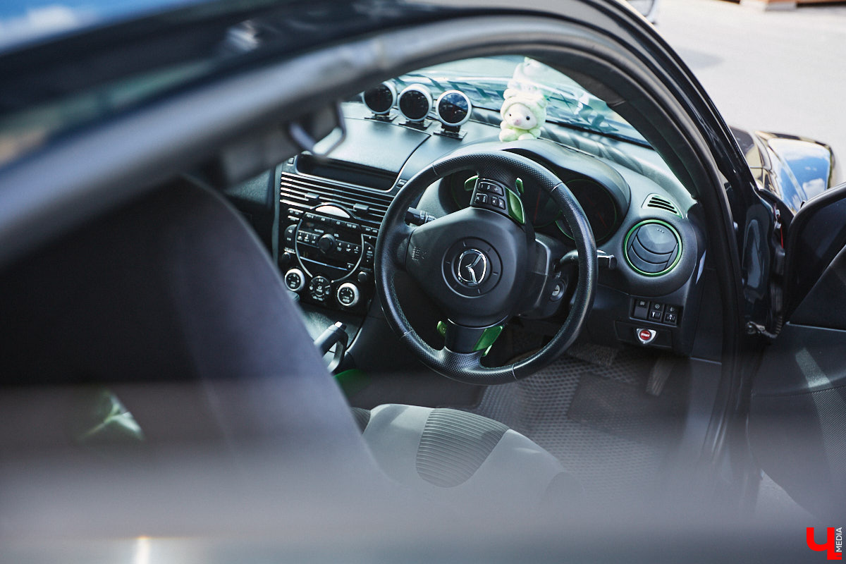 Владимирские улицы привыкли к иномаркам, но эти заставляют оборачиваться даже самых сонных пешеходов. Две иконы японского автопрома — Mazda RX-8 и Toyota Chaser Avante G — принадлежат сестрам-близняшкам Энгельман. С чего началась их любовь к железу, Дарья и Елизавета рассказали «Ключ-Медиа».