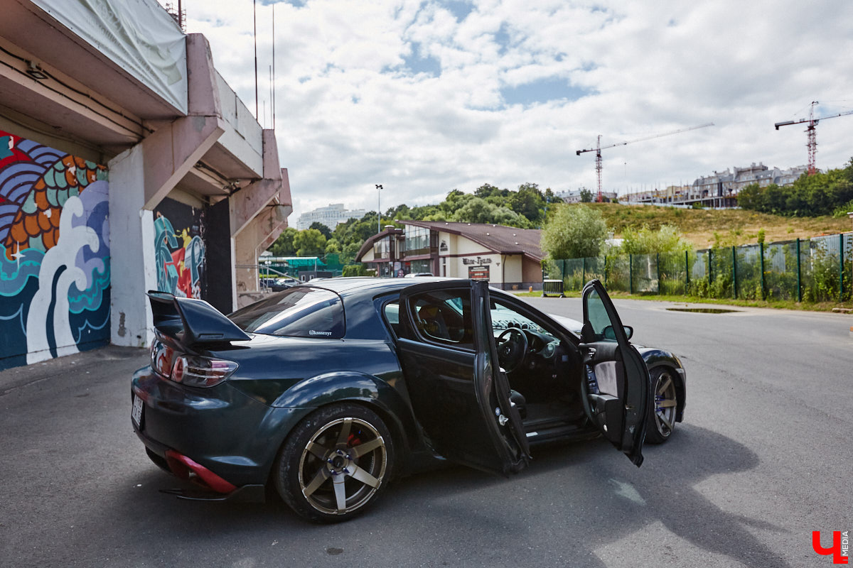 Владимирские улицы привыкли к иномаркам, но эти заставляют оборачиваться даже самых сонных пешеходов. Две иконы японского автопрома — Mazda RX-8 и Toyota Chaser Avante G — принадлежат сестрам-близняшкам Энгельман. С чего началась их любовь к железу, Дарья и Елизавета рассказали «Ключ-Медиа».