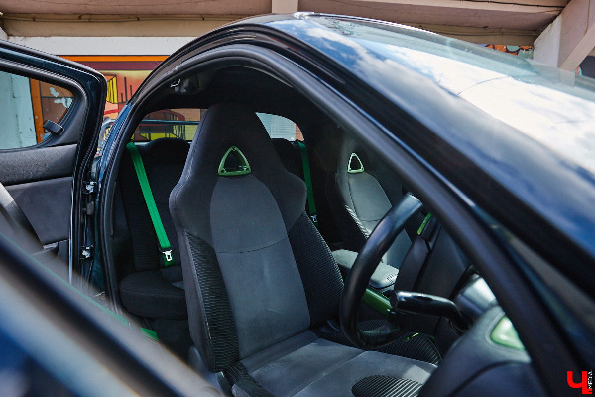 Владимирские улицы привыкли к иномаркам, но эти заставляют оборачиваться даже самых сонных пешеходов. Две иконы японского автопрома — Mazda RX-8 и Toyota Chaser Avante G — принадлежат сестрам-близняшкам Энгельман. С чего началась их любовь к железу, Дарья и Елизавета рассказали «Ключ-Медиа».