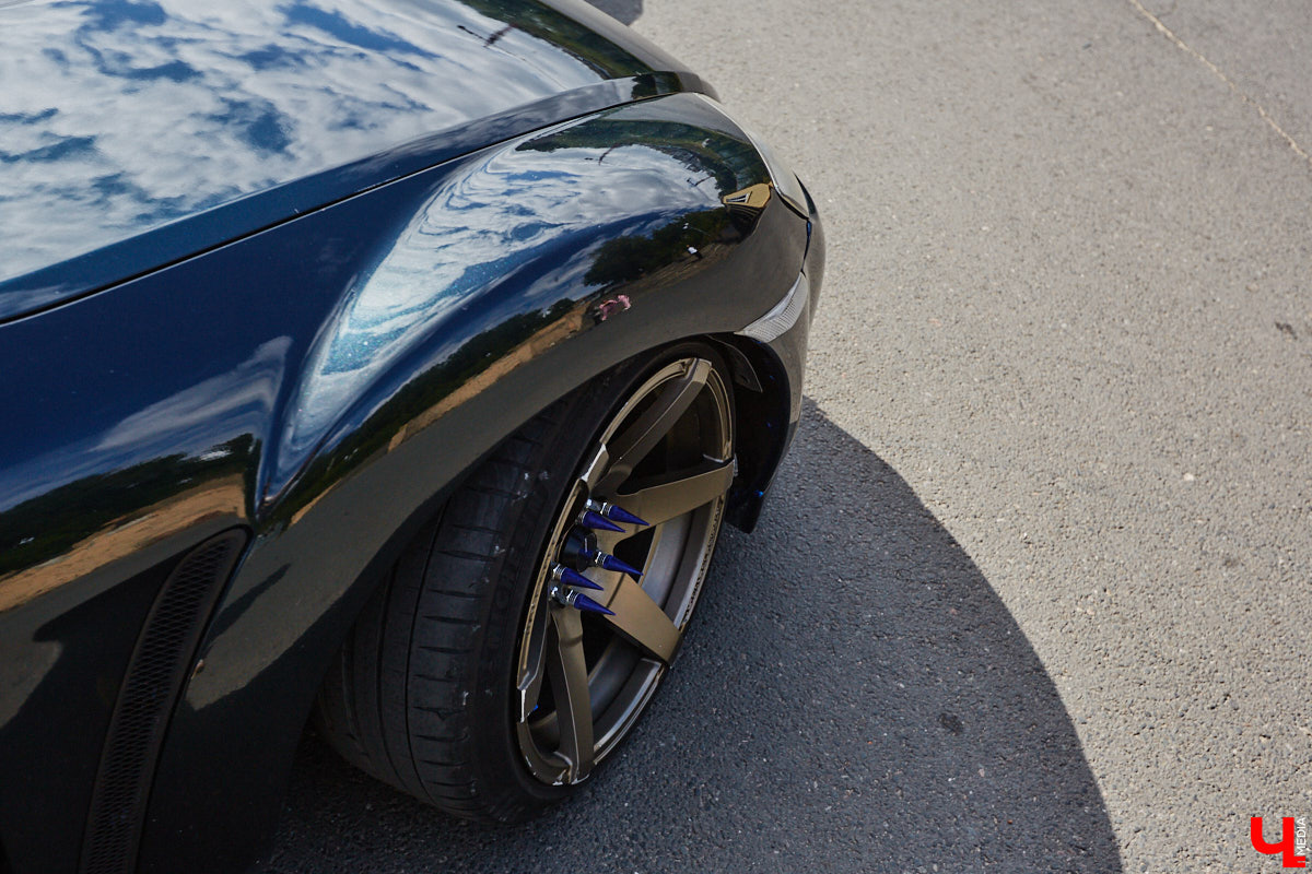 Владимирские улицы привыкли к иномаркам, но эти заставляют оборачиваться даже самых сонных пешеходов. Две иконы японского автопрома — Mazda RX-8 и Toyota Chaser Avante G — принадлежат сестрам-близняшкам Энгельман. С чего началась их любовь к железу, Дарья и Елизавета рассказали «Ключ-Медиа».