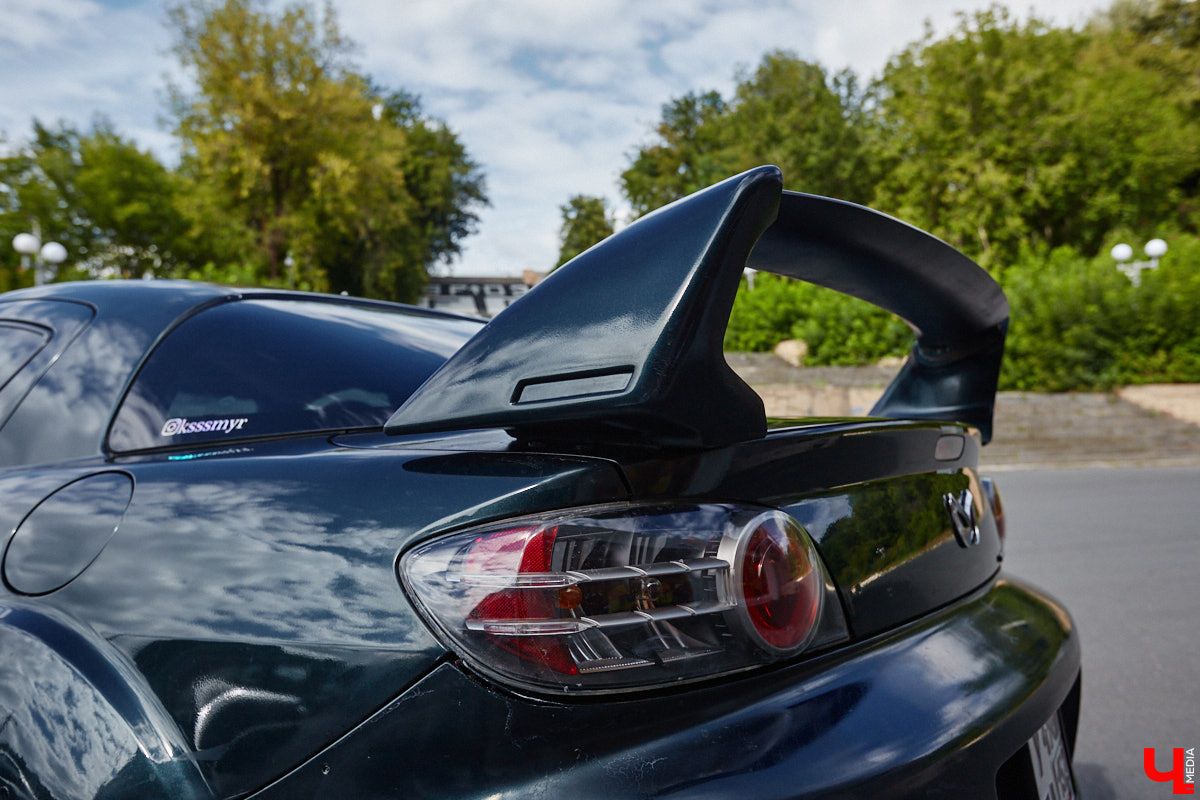 Владимирские улицы привыкли к иномаркам, но эти заставляют оборачиваться даже самых сонных пешеходов. Две иконы японского автопрома — Mazda RX-8 и Toyota Chaser Avante G — принадлежат сестрам-близняшкам Энгельман. С чего началась их любовь к железу, Дарья и Елизавета рассказали «Ключ-Медиа».