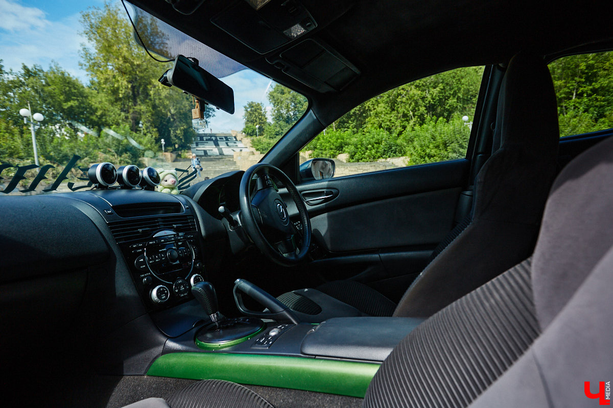 Владимирские улицы привыкли к иномаркам, но эти заставляют оборачиваться даже самых сонных пешеходов. Две иконы японского автопрома — Mazda RX-8 и Toyota Chaser Avante G — принадлежат сестрам-близняшкам Энгельман. С чего началась их любовь к железу, Дарья и Елизавета рассказали «Ключ-Медиа».