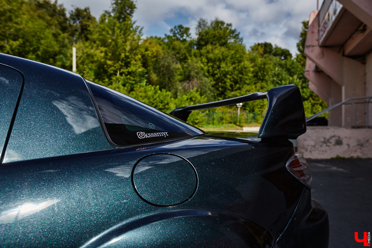 Владимирские улицы привыкли к иномаркам, но эти заставляют оборачиваться даже самых сонных пешеходов. Две иконы японского автопрома — Mazda RX-8 и Toyota Chaser Avante G — принадлежат сестрам-близняшкам Энгельман. С чего началась их любовь к железу, Дарья и Елизавета рассказали «Ключ-Медиа».