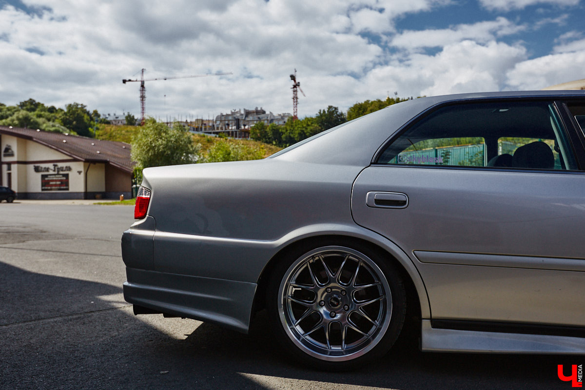 Владимирские улицы привыкли к иномаркам, но эти заставляют оборачиваться даже самых сонных пешеходов. Две иконы японского автопрома — Mazda RX-8 и Toyota Chaser Avante G — принадлежат сестрам-близняшкам Энгельман. С чего началась их любовь к железу, Дарья и Елизавета рассказали «Ключ-Медиа».