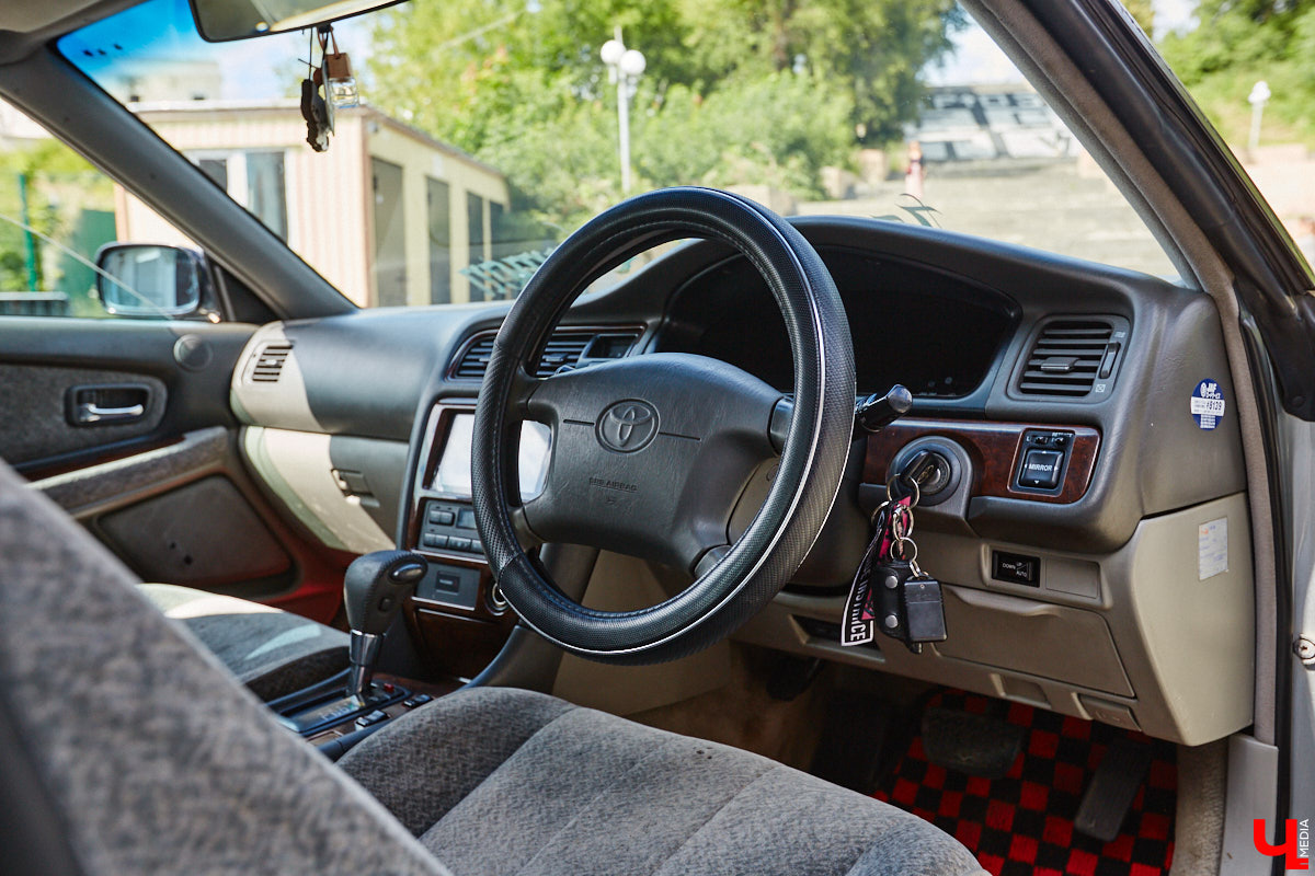 Владимирские улицы привыкли к иномаркам, но эти заставляют оборачиваться даже самых сонных пешеходов. Две иконы японского автопрома — Mazda RX-8 и Toyota Chaser Avante G — принадлежат сестрам-близняшкам Энгельман. С чего началась их любовь к железу, Дарья и Елизавета рассказали «Ключ-Медиа».