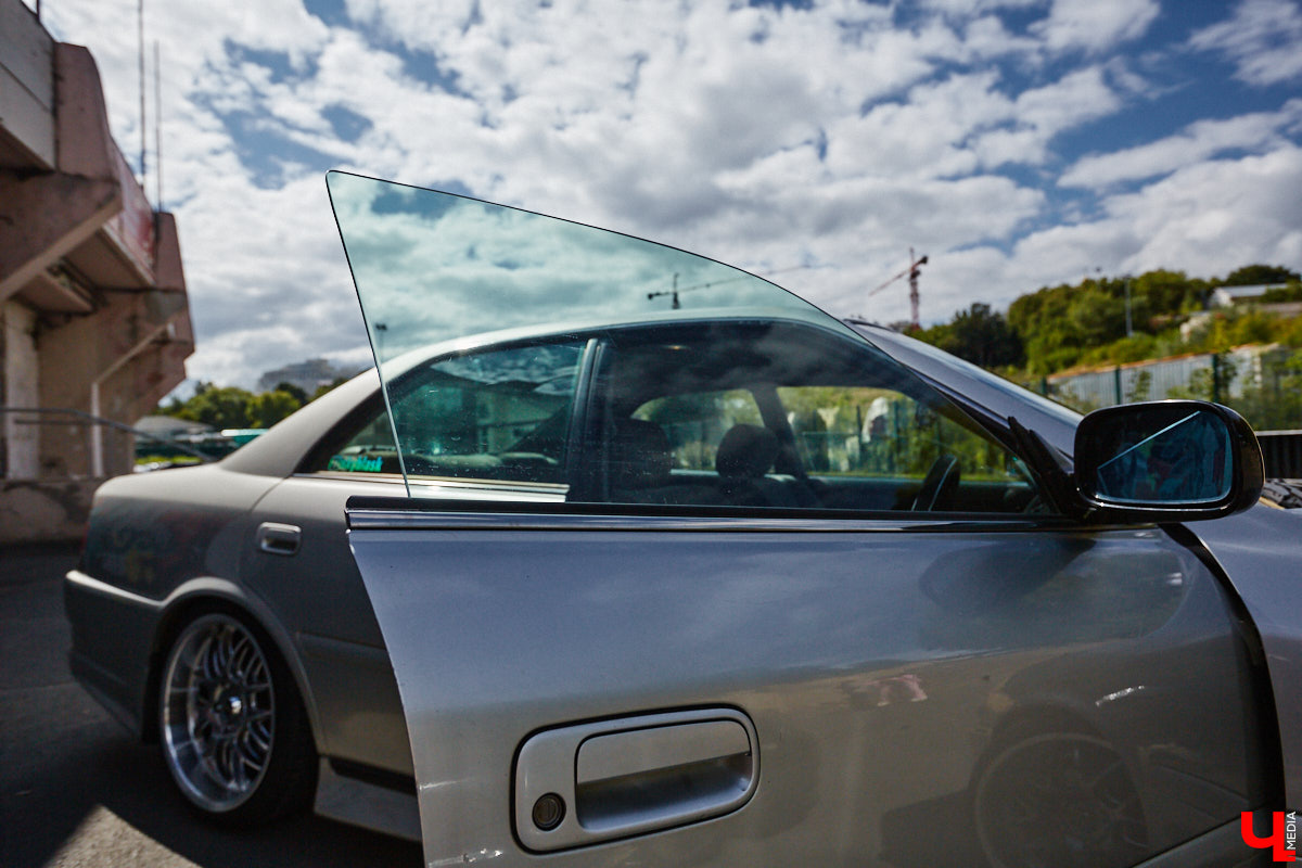 Владимирские улицы привыкли к иномаркам, но эти заставляют оборачиваться даже самых сонных пешеходов. Две иконы японского автопрома — Mazda RX-8 и Toyota Chaser Avante G — принадлежат сестрам-близняшкам Энгельман. С чего началась их любовь к железу, Дарья и Елизавета рассказали «Ключ-Медиа».