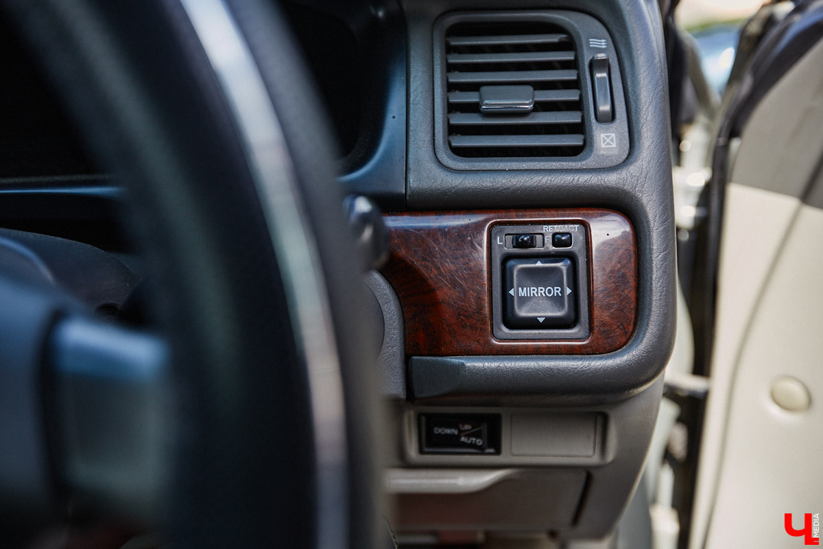 Владимирские улицы привыкли к иномаркам, но эти заставляют оборачиваться даже самых сонных пешеходов. Две иконы японского автопрома — Mazda RX-8 и Toyota Chaser Avante G — принадлежат сестрам-близняшкам Энгельман. С чего началась их любовь к железу, Дарья и Елизавета рассказали «Ключ-Медиа».