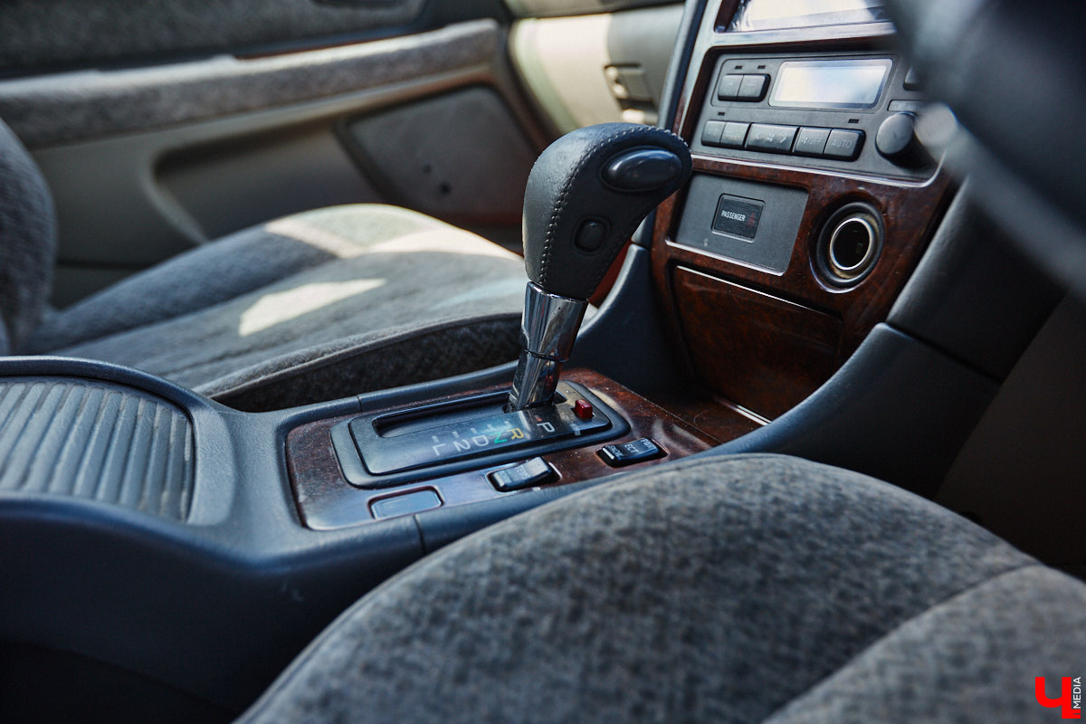 Владимирские улицы привыкли к иномаркам, но эти заставляют оборачиваться даже самых сонных пешеходов. Две иконы японского автопрома — Mazda RX-8 и Toyota Chaser Avante G — принадлежат сестрам-близняшкам Энгельман. С чего началась их любовь к железу, Дарья и Елизавета рассказали «Ключ-Медиа».