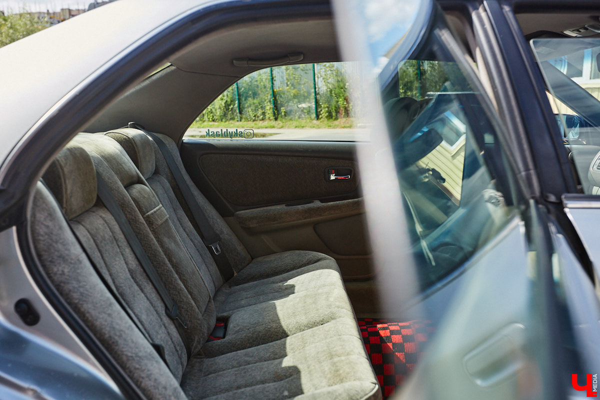 Владимирские улицы привыкли к иномаркам, но эти заставляют оборачиваться даже самых сонных пешеходов. Две иконы японского автопрома — Mazda RX-8 и Toyota Chaser Avante G — принадлежат сестрам-близняшкам Энгельман. С чего началась их любовь к железу, Дарья и Елизавета рассказали «Ключ-Медиа».