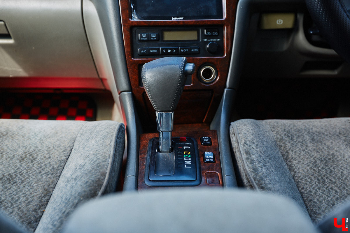 Владимирские улицы привыкли к иномаркам, но эти заставляют оборачиваться даже самых сонных пешеходов. Две иконы японского автопрома — Mazda RX-8 и Toyota Chaser Avante G — принадлежат сестрам-близняшкам Энгельман. С чего началась их любовь к железу, Дарья и Елизавета рассказали «Ключ-Медиа».