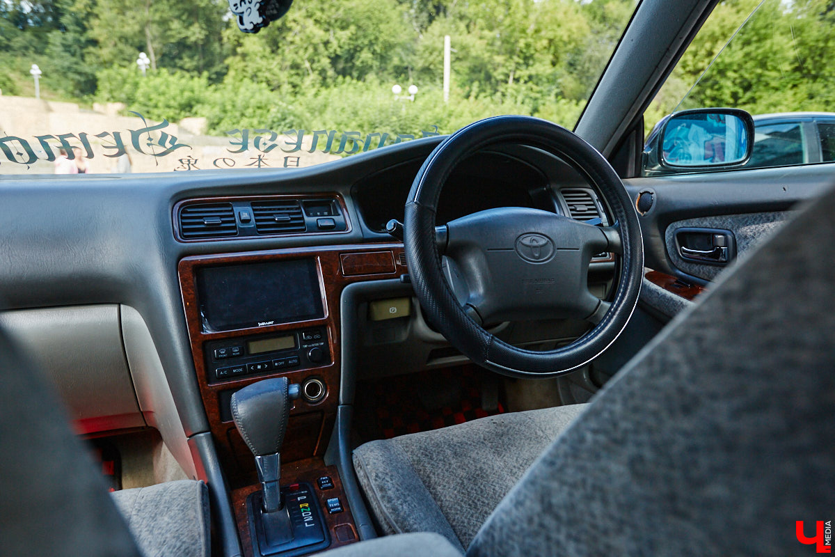 Владимирские улицы привыкли к иномаркам, но эти заставляют оборачиваться даже самых сонных пешеходов. Две иконы японского автопрома — Mazda RX-8 и Toyota Chaser Avante G — принадлежат сестрам-близняшкам Энгельман. С чего началась их любовь к железу, Дарья и Елизавета рассказали «Ключ-Медиа».