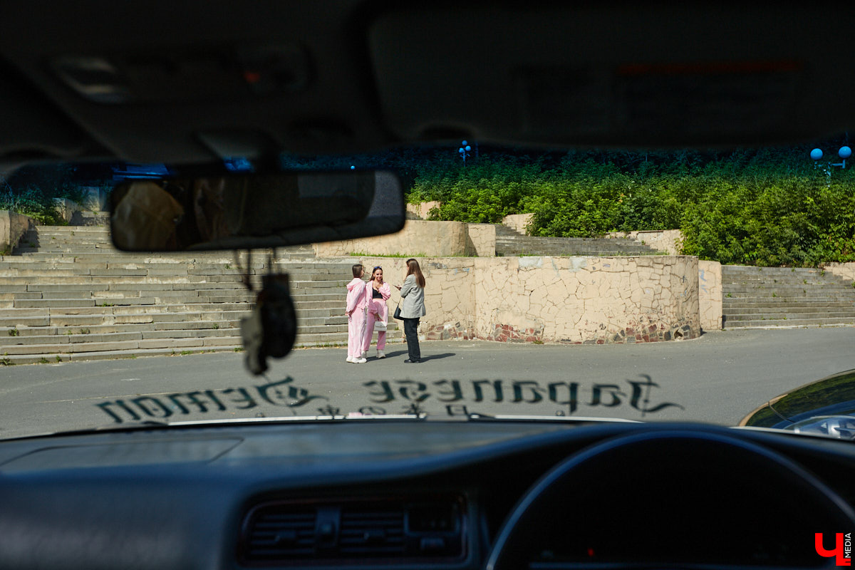 Владимирские улицы привыкли к иномаркам, но эти заставляют оборачиваться даже самых сонных пешеходов. Две иконы японского автопрома — Mazda RX-8 и Toyota Chaser Avante G — принадлежат сестрам-близняшкам Энгельман. С чего началась их любовь к железу, Дарья и Елизавета рассказали «Ключ-Медиа».