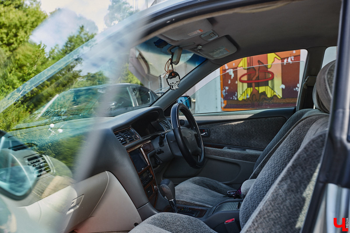 Владимирские улицы привыкли к иномаркам, но эти заставляют оборачиваться даже самых сонных пешеходов. Две иконы японского автопрома — Mazda RX-8 и Toyota Chaser Avante G — принадлежат сестрам-близняшкам Энгельман. С чего началась их любовь к железу, Дарья и Елизавета рассказали «Ключ-Медиа».