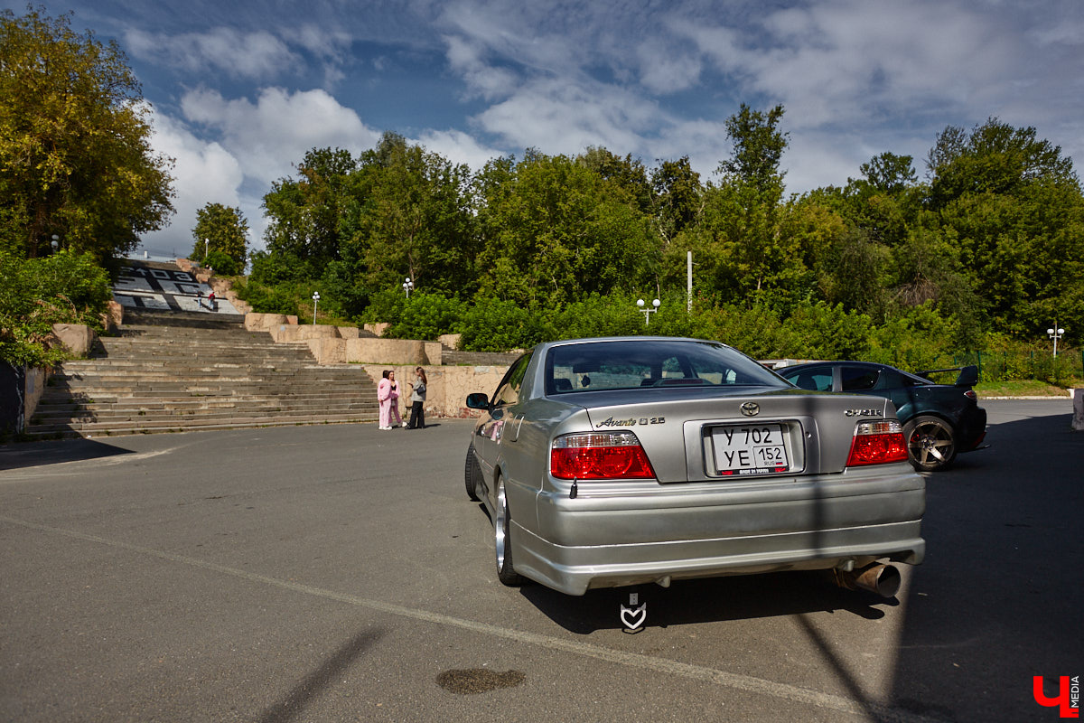 Владимирские улицы привыкли к иномаркам, но эти заставляют оборачиваться даже самых сонных пешеходов. Две иконы японского автопрома — Mazda RX-8 и Toyota Chaser Avante G — принадлежат сестрам-близняшкам Энгельман. С чего началась их любовь к железу, Дарья и Елизавета рассказали «Ключ-Медиа».