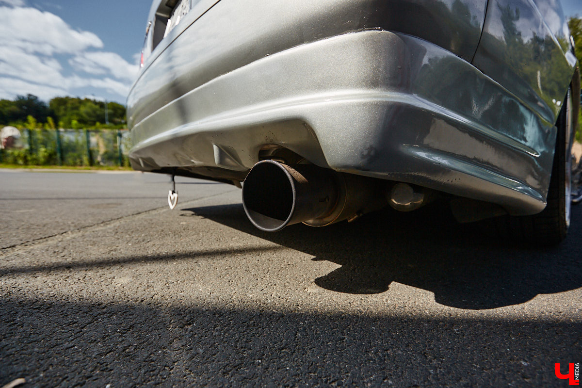 Владимирские улицы привыкли к иномаркам, но эти заставляют оборачиваться даже самых сонных пешеходов. Две иконы японского автопрома — Mazda RX-8 и Toyota Chaser Avante G — принадлежат сестрам-близняшкам Энгельман. С чего началась их любовь к железу, Дарья и Елизавета рассказали «Ключ-Медиа».