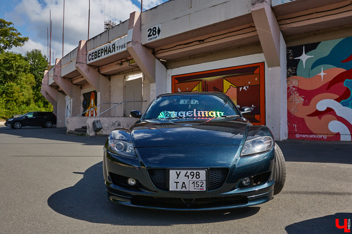 Владимирские улицы привыкли к иномаркам, но эти заставляют оборачиваться даже самых сонных пешеходов. Две иконы японского автопрома — Mazda RX-8 и Toyota Chaser Avante G — принадлежат сестрам-близняшкам Энгельман. С чего началась их любовь к железу, Дарья и Елизавета рассказали «Ключ-Медиа».