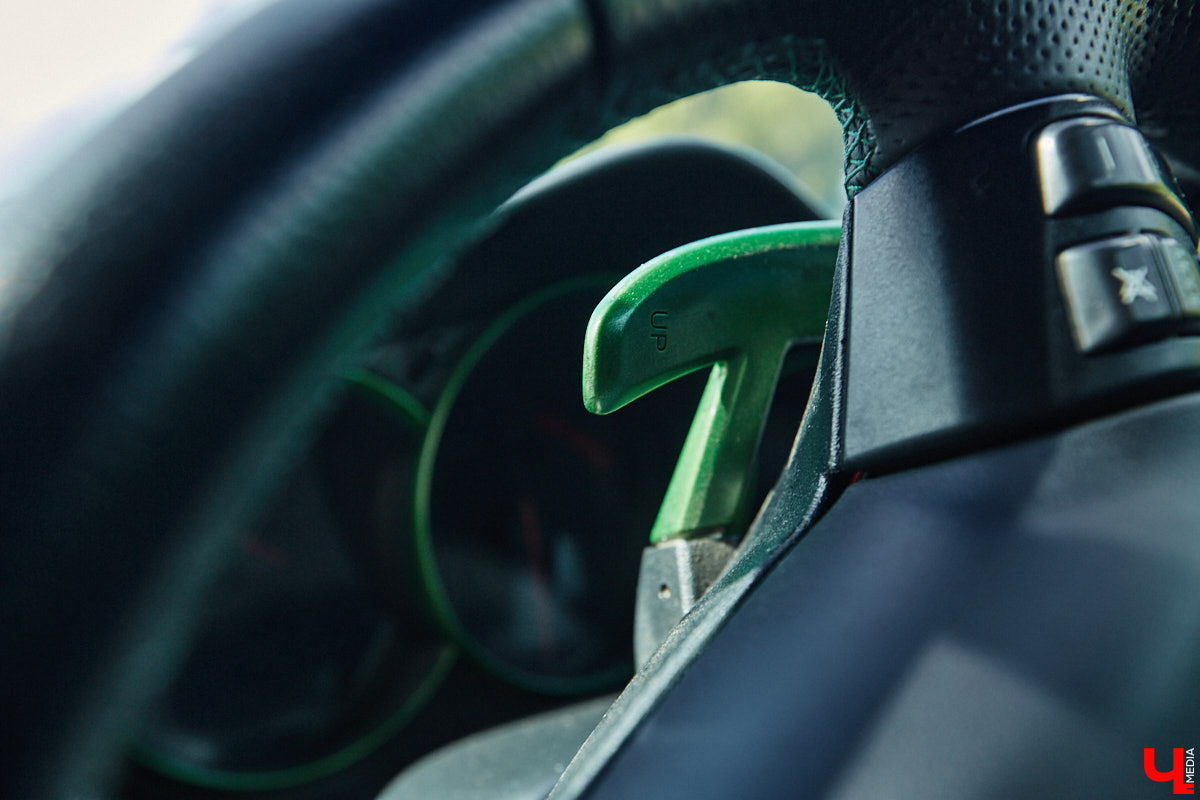 Владимирские улицы привыкли к иномаркам, но эти заставляют оборачиваться даже самых сонных пешеходов. Две иконы японского автопрома — Mazda RX-8 и Toyota Chaser Avante G — принадлежат сестрам-близняшкам Энгельман. С чего началась их любовь к железу, Дарья и Елизавета рассказали «Ключ-Медиа».