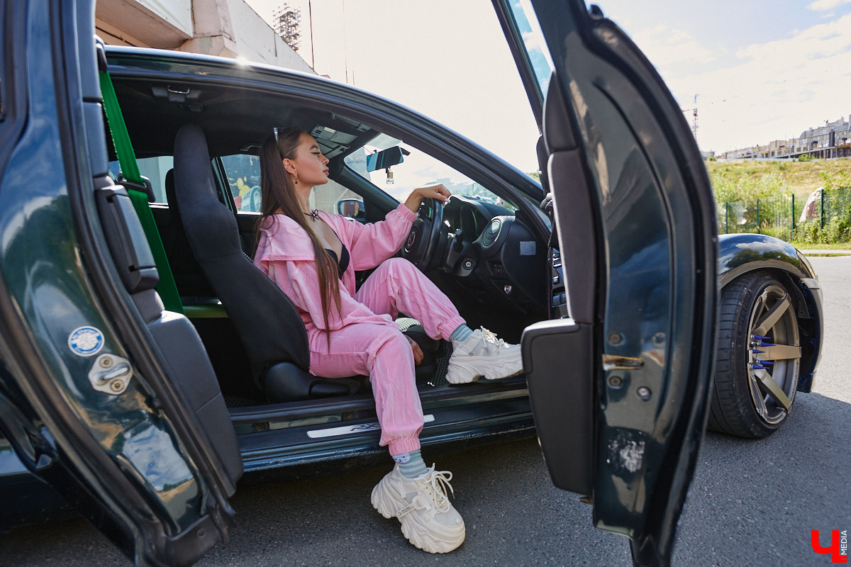 Владимирские улицы привыкли к иномаркам, но эти заставляют оборачиваться даже самых сонных пешеходов. Две иконы японского автопрома — Mazda RX-8 и Toyota Chaser Avante G — принадлежат сестрам-близняшкам Энгельман. С чего началась их любовь к железу, Дарья и Елизавета рассказали «Ключ-Медиа».