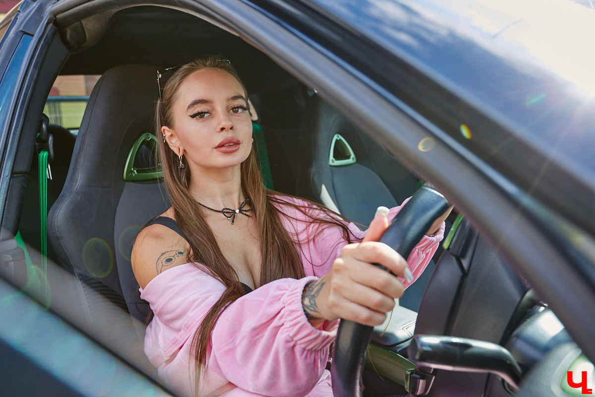 Владимирские улицы привыкли к иномаркам, но эти заставляют оборачиваться даже самых сонных пешеходов. Две иконы японского автопрома — Mazda RX-8 и Toyota Chaser Avante G — принадлежат сестрам-близняшкам Энгельман. С чего началась их любовь к железу, Дарья и Елизавета рассказали «Ключ-Медиа».