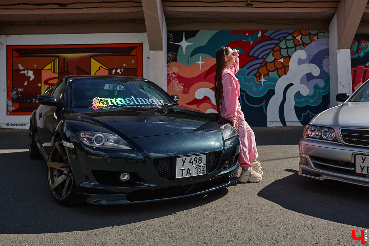 Владимирские улицы привыкли к иномаркам, но эти заставляют оборачиваться даже самых сонных пешеходов. Две иконы японского автопрома — Mazda RX-8 и Toyota Chaser Avante G — принадлежат сестрам-близняшкам Энгельман. С чего началась их любовь к железу, Дарья и Елизавета рассказали «Ключ-Медиа».