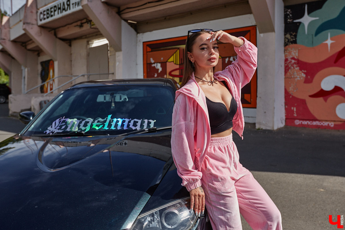 Владимирские улицы привыкли к иномаркам, но эти заставляют оборачиваться даже самых сонных пешеходов. Две иконы японского автопрома — Mazda RX-8 и Toyota Chaser Avante G — принадлежат сестрам-близняшкам Энгельман. С чего началась их любовь к железу, Дарья и Елизавета рассказали «Ключ-Медиа».