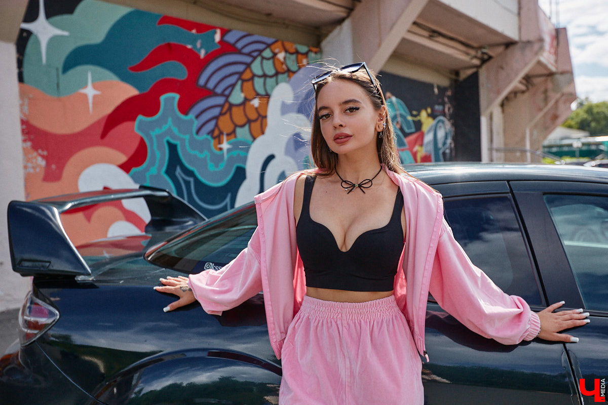 Владимирские улицы привыкли к иномаркам, но эти заставляют оборачиваться даже самых сонных пешеходов. Две иконы японского автопрома — Mazda RX-8 и Toyota Chaser Avante G — принадлежат сестрам-близняшкам Энгельман. С чего началась их любовь к железу, Дарья и Елизавета рассказали «Ключ-Медиа».