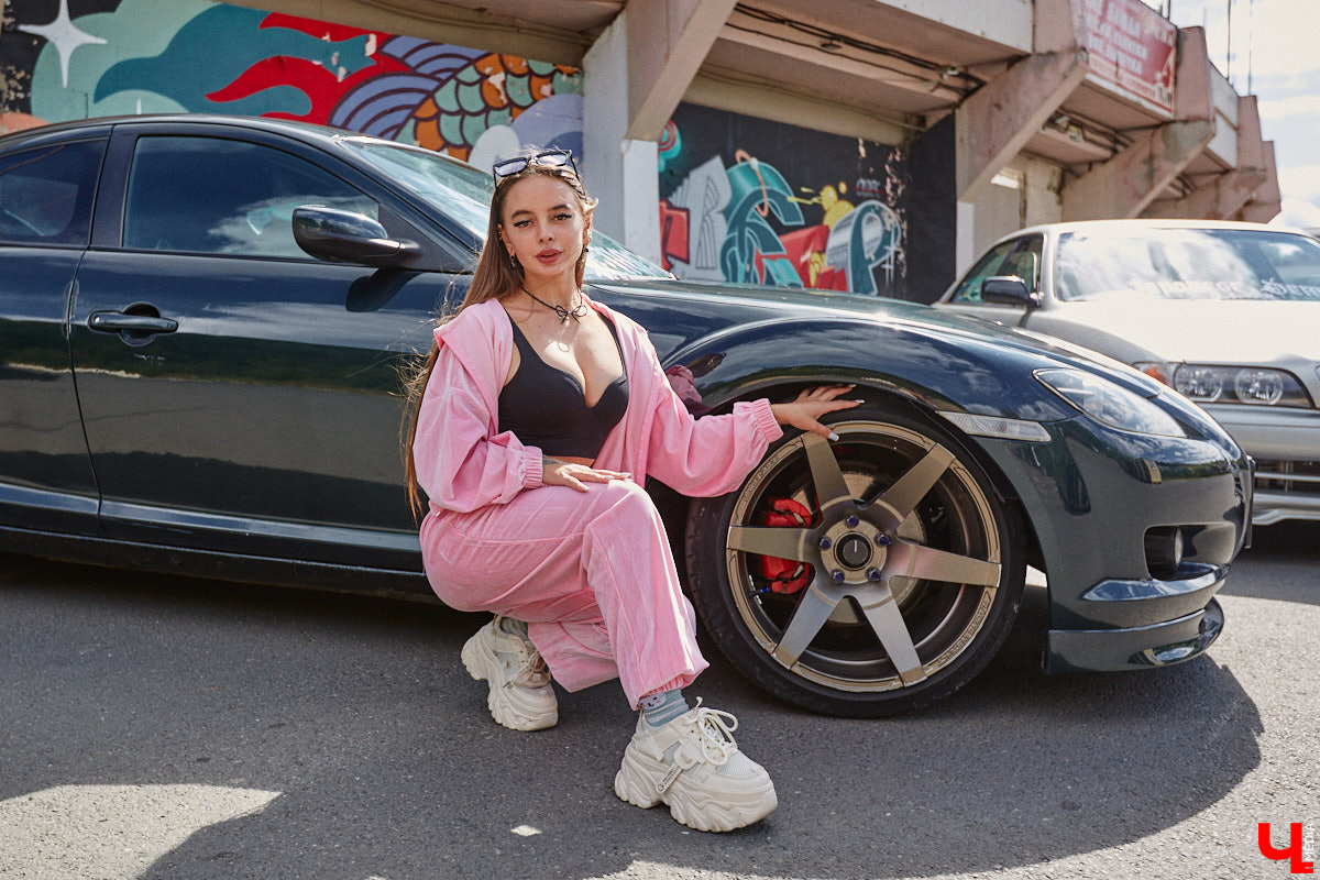 Владимирские улицы привыкли к иномаркам, но эти заставляют оборачиваться даже самых сонных пешеходов. Две иконы японского автопрома — Mazda RX-8 и Toyota Chaser Avante G — принадлежат сестрам-близняшкам Энгельман. С чего началась их любовь к железу, Дарья и Елизавета рассказали «Ключ-Медиа».