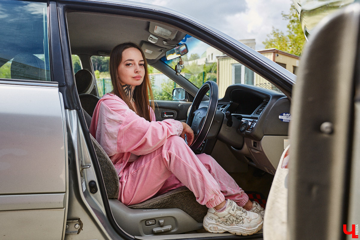 Владимирские улицы привыкли к иномаркам, но эти заставляют оборачиваться даже самых сонных пешеходов. Две иконы японского автопрома — Mazda RX-8 и Toyota Chaser Avante G — принадлежат сестрам-близняшкам Энгельман. С чего началась их любовь к железу, Дарья и Елизавета рассказали «Ключ-Медиа».