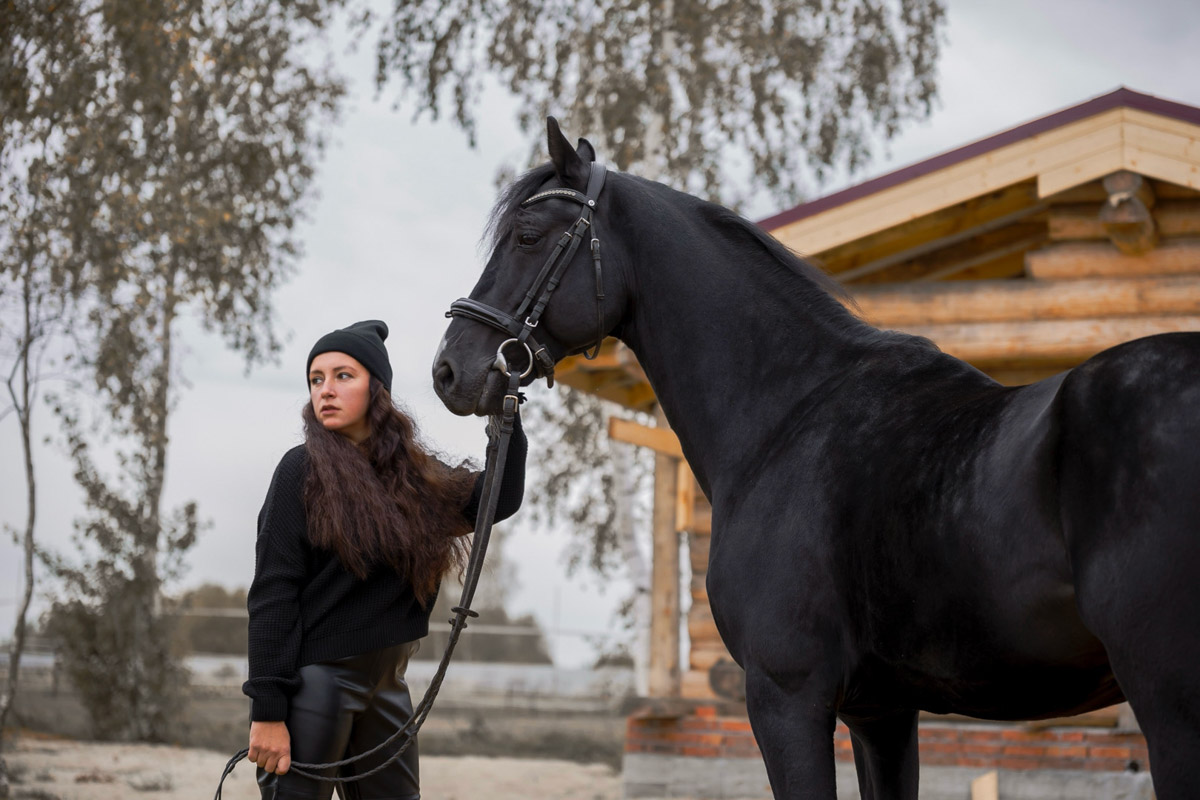 Символом 2026-го стала Огненная Лошадь. И пока творческие люди Владимира готовили талисманы наступающего года, «Ключ-Медиа» выяснил, дорого ли содержать реальных скакунов. Эти и другие вопросы мы обсудили с Катариной Рыжовой, которая более 17 лет занимается конным спортом.