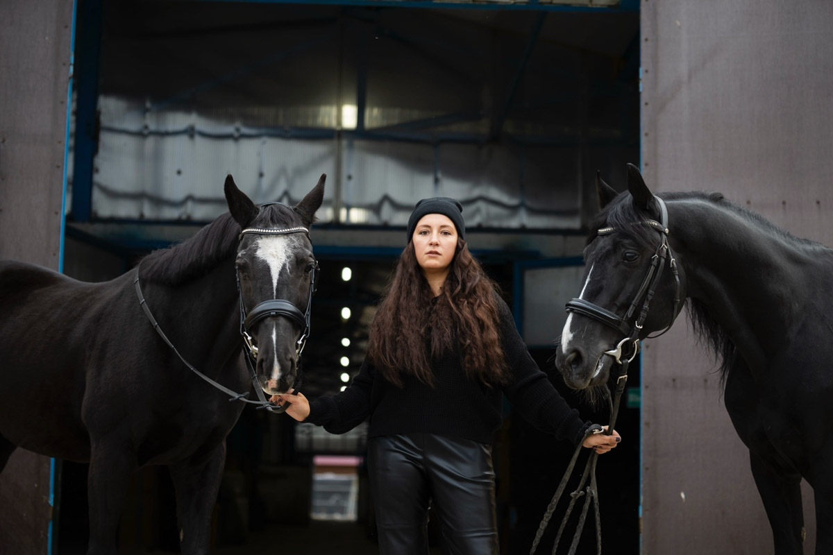 Символом 2026-го стала Огненная Лошадь. И пока творческие люди Владимира готовили талисманы наступающего года, «Ключ-Медиа» выяснил, дорого ли содержать реальных скакунов. Эти и другие вопросы мы обсудили с Катариной Рыжовой, которая более 17 лет занимается конным спортом.