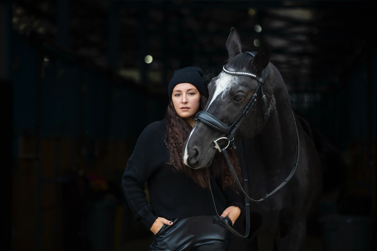 Символом 2026-го стала Огненная Лошадь. И пока творческие люди Владимира готовили талисманы наступающего года, «Ключ-Медиа» выяснил, дорого ли содержать реальных скакунов. Эти и другие вопросы мы обсудили с Катариной Рыжовой, которая более 17 лет занимается конным спортом.