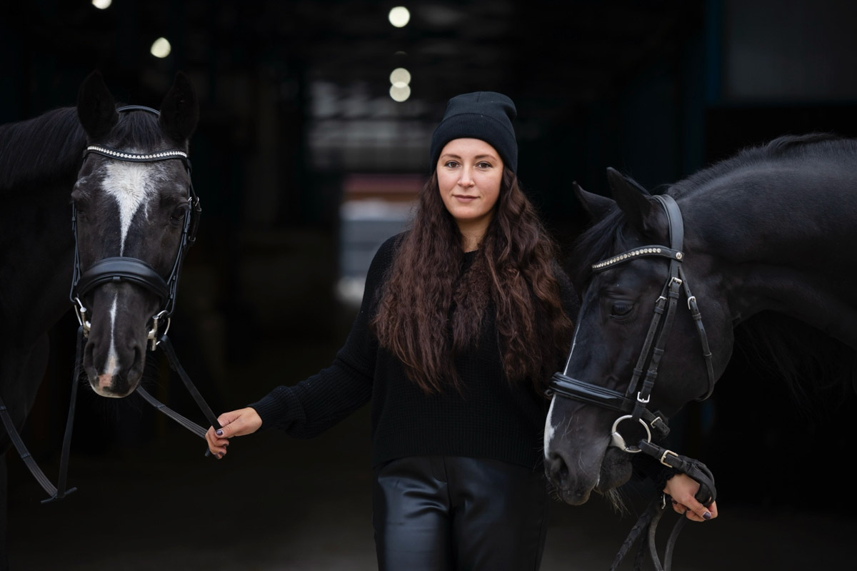 Символом 2026-го стала Огненная Лошадь. И пока творческие люди Владимира готовили талисманы наступающего года, «Ключ-Медиа» выяснил, дорого ли содержать реальных скакунов. Эти и другие вопросы мы обсудили с Катариной Рыжовой, которая более 17 лет занимается конным спортом.