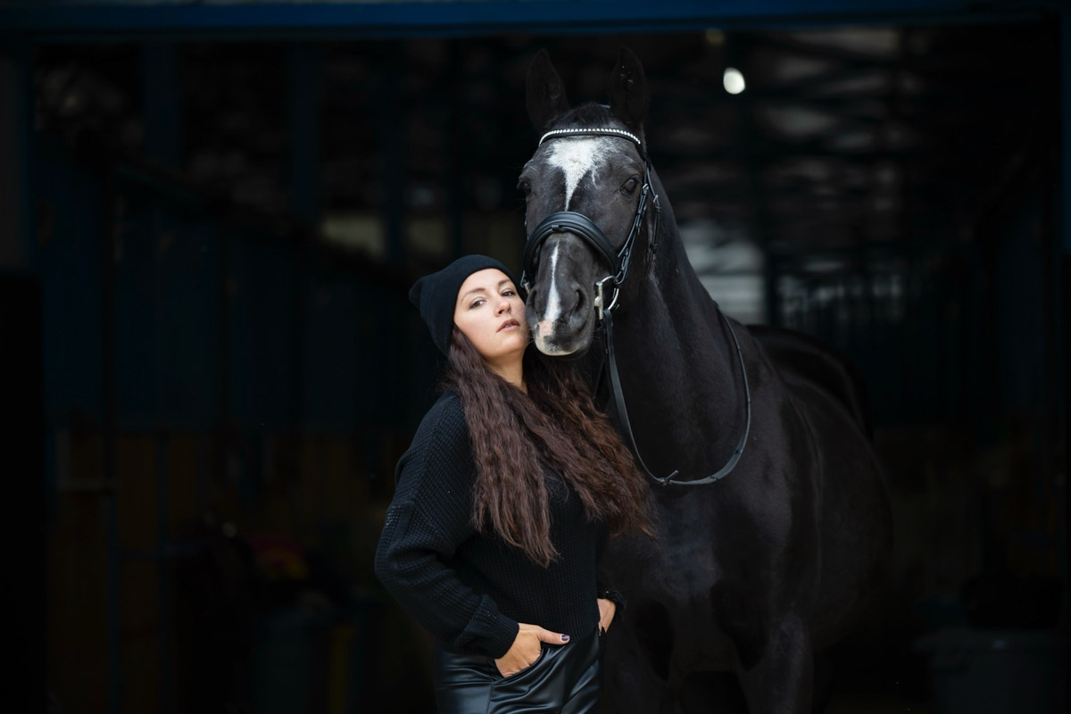Символом 2026-го стала Огненная Лошадь. И пока творческие люди Владимира готовили талисманы наступающего года, «Ключ-Медиа» выяснил, дорого ли содержать реальных скакунов. Эти и другие вопросы мы обсудили с Катариной Рыжовой, которая более 17 лет занимается конным спортом.