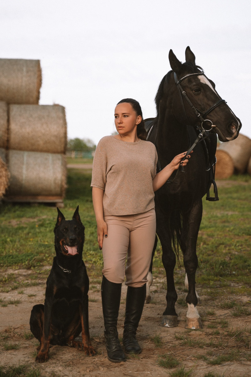 Символом 2026-го стала Огненная Лошадь. И пока творческие люди Владимира готовили талисманы наступающего года, «Ключ-Медиа» выяснил, дорого ли содержать реальных скакунов. Эти и другие вопросы мы обсудили с Катариной Рыжовой, которая более 17 лет занимается конным спортом.