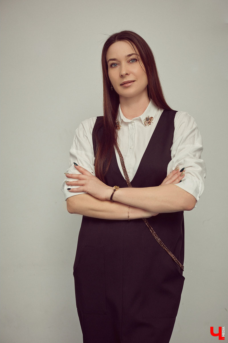 Жительница Владимира Ольга Пенкина вполне могла бы стать моделью, но работает в обычной школе учительницей биологии. Для своих учеников эффектная брюнетка — настоящий пример того, как оставаться стильной и индивидуальной. Конечно, в школе приходится соблюдать строгий дресс-код, но наша героиня точно знает, как разбавить деловой образ яркими акцентами.