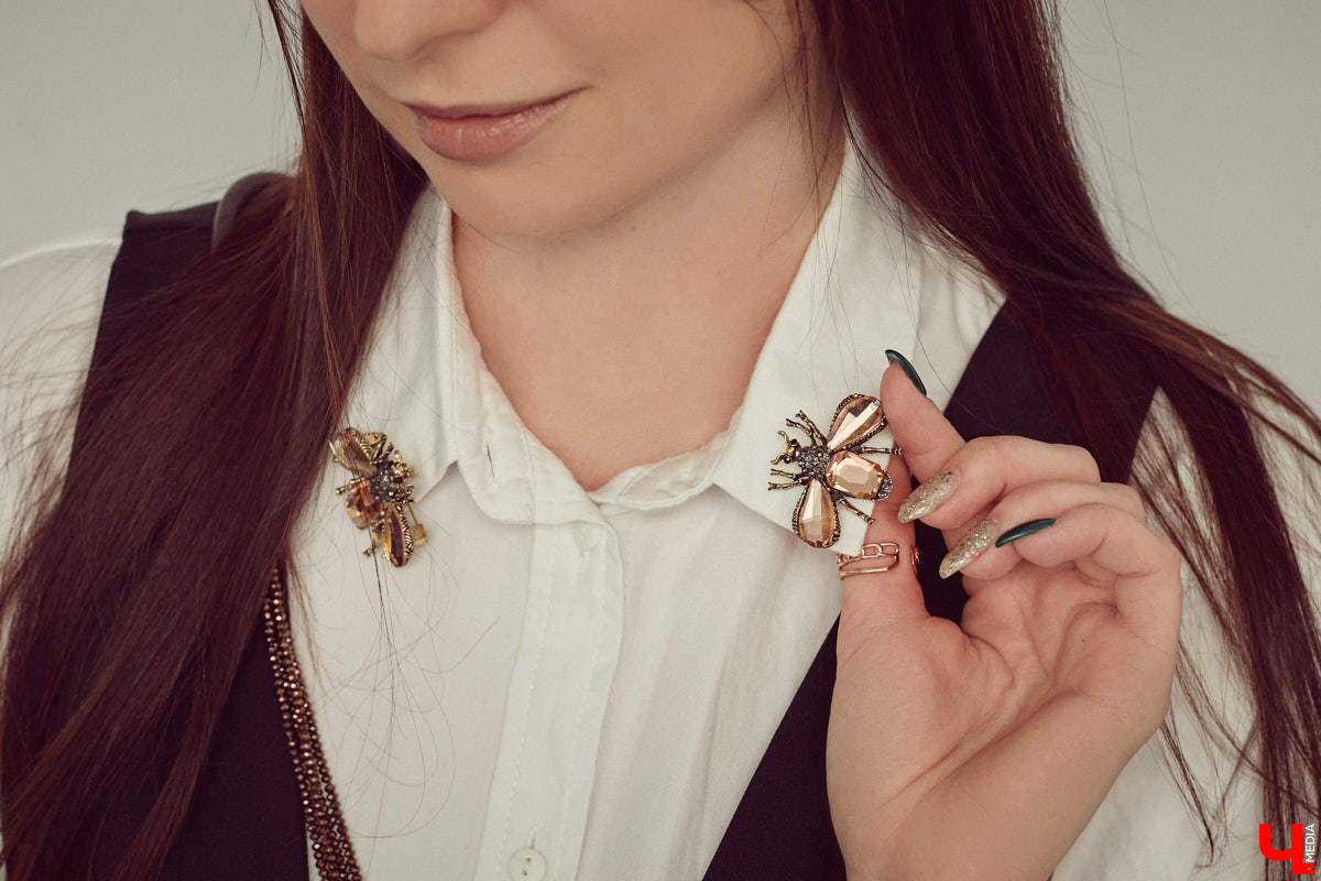 Жительница Владимира Ольга Пенкина вполне могла бы стать моделью, но работает в обычной школе учительницей биологии. Для своих учеников эффектная брюнетка — настоящий пример того, как оставаться стильной и индивидуальной. Конечно, в школе приходится соблюдать строгий дресс-код, но наша героиня точно знает, как разбавить деловой образ яркими акцентами.