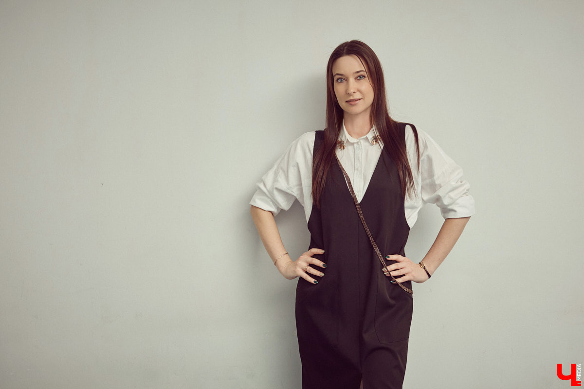 Жительница Владимира Ольга Пенкина вполне могла бы стать моделью, но работает в обычной школе учительницей биологии. Для своих учеников эффектная брюнетка — настоящий пример того, как оставаться стильной и индивидуальной. Конечно, в школе приходится соблюдать строгий дресс-код, но наша героиня точно знает, как разбавить деловой образ яркими акцентами.