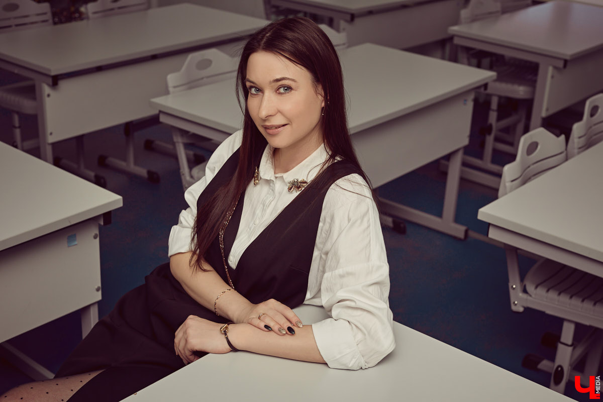 Жительница Владимира Ольга Пенкина вполне могла бы стать моделью, но работает в обычной школе учительницей биологии. Для своих учеников эффектная брюнетка — настоящий пример того, как оставаться стильной и индивидуальной. Конечно, в школе приходится соблюдать строгий дресс-код, но наша героиня точно знает, как разбавить деловой образ яркими акцентами.