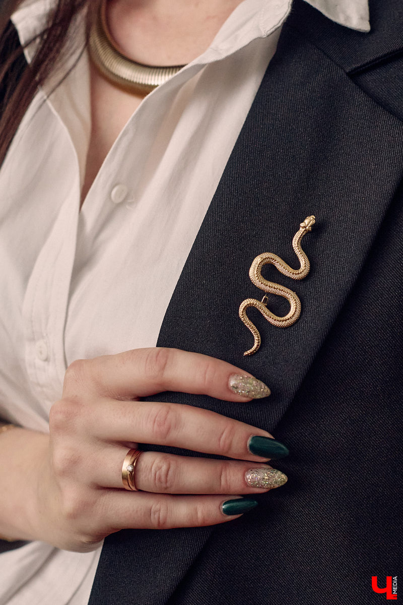 Жительница Владимира Ольга Пенкина вполне могла бы стать моделью, но работает в обычной школе учительницей биологии. Для своих учеников эффектная брюнетка — настоящий пример того, как оставаться стильной и индивидуальной. Конечно, в школе приходится соблюдать строгий дресс-код, но наша героиня точно знает, как разбавить деловой образ яркими акцентами.