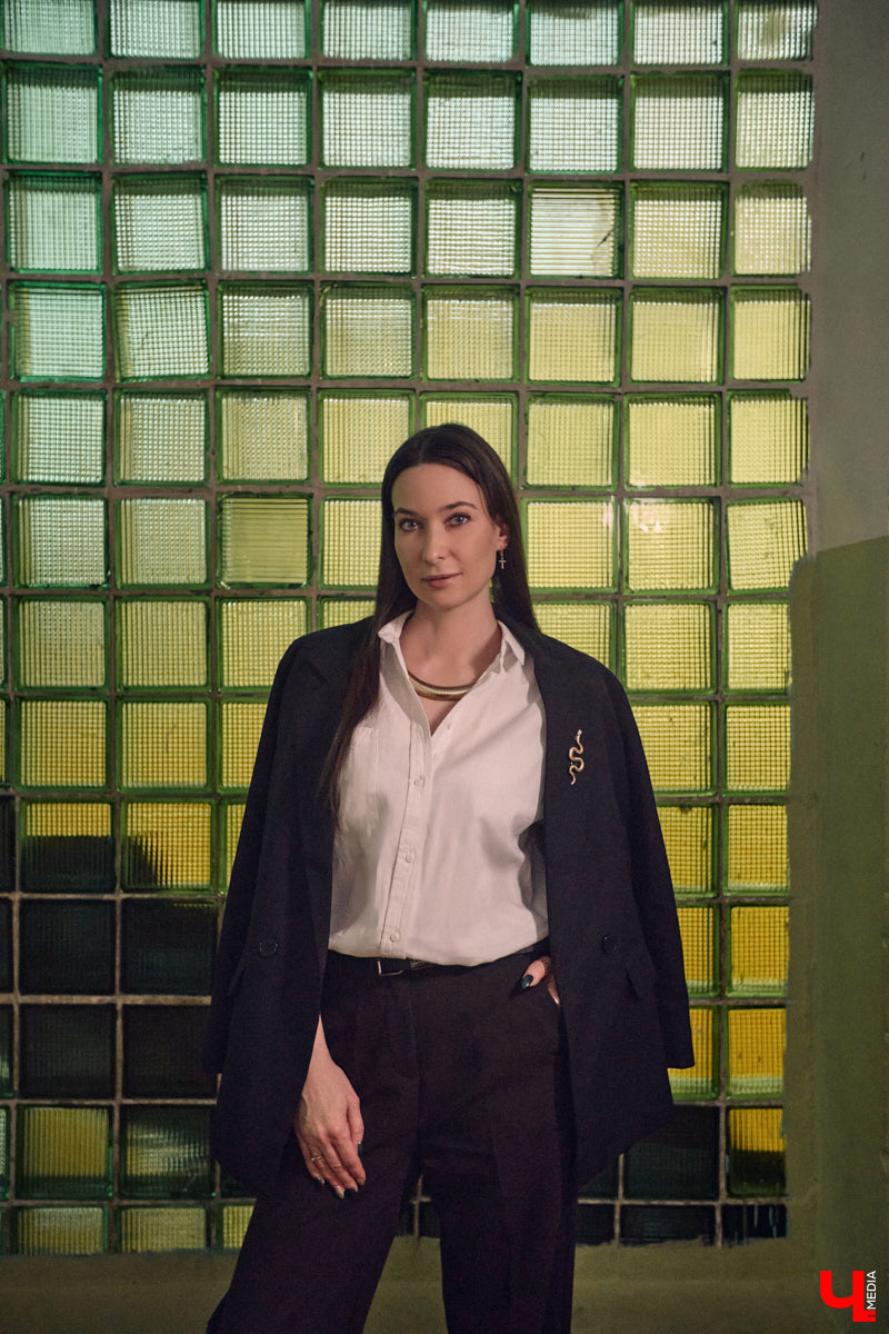 Жительница Владимира Ольга Пенкина вполне могла бы стать моделью, но работает в обычной школе учительницей биологии. Для своих учеников эффектная брюнетка — настоящий пример того, как оставаться стильной и индивидуальной. Конечно, в школе приходится соблюдать строгий дресс-код, но наша героиня точно знает, как разбавить деловой образ яркими акцентами.