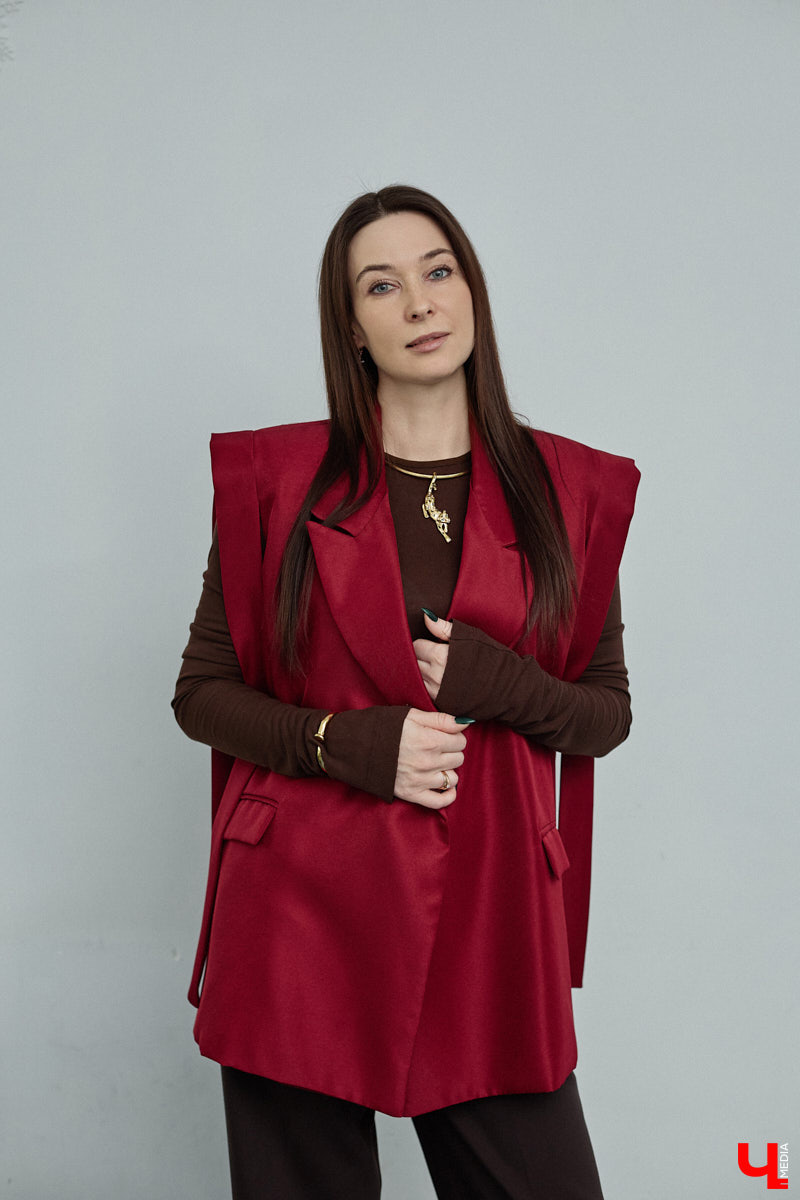 Жительница Владимира Ольга Пенкина вполне могла бы стать моделью, но работает в обычной школе учительницей биологии. Для своих учеников эффектная брюнетка — настоящий пример того, как оставаться стильной и индивидуальной. Конечно, в школе приходится соблюдать строгий дресс-код, но наша героиня точно знает, как разбавить деловой образ яркими акцентами.