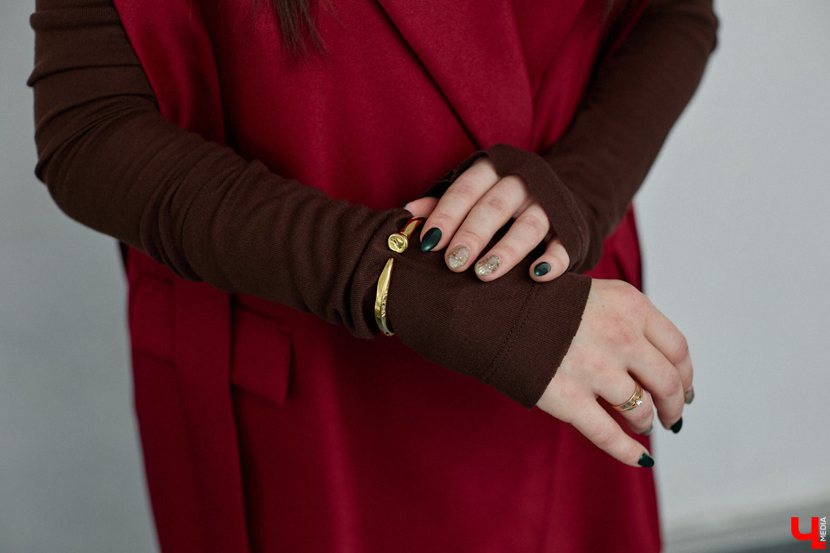 Жительница Владимира Ольга Пенкина вполне могла бы стать моделью, но работает в обычной школе учительницей биологии. Для своих учеников эффектная брюнетка — настоящий пример того, как оставаться стильной и индивидуальной. Конечно, в школе приходится соблюдать строгий дресс-код, но наша героиня точно знает, как разбавить деловой образ яркими акцентами.